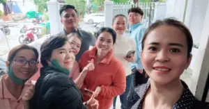 Nhặt túi vàng trong đồ cứu trợ trao trả chủ nhân chỉ sau 1 giờ