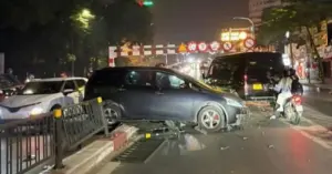 Tài xế mất lái, ô tô lao qua dải phân cách trên đường ở Hà Nội