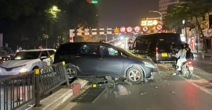 Tài xế mất lái, ô tô lao qua dải phân cách trên đường ở Hà Nội
