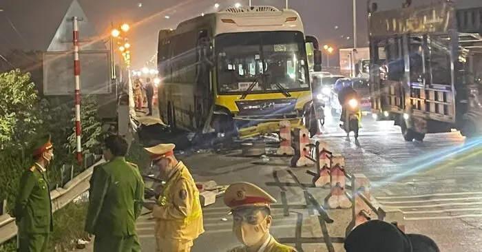 Xe khách mất lái tông vào xe máy trên cầu Thanh Trì khiến 2 người tử vong