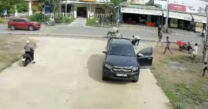 Ngồi ven quốc lộ, bà cụ bị ô tô tông tử vong ở Lâm Đồng