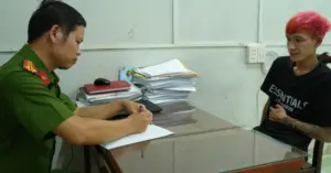 Kẻ kề dao cướp tài sản của người phụ nữ ra đầu thú
