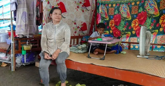 Mẹ đơn thân lay lắt nuôi con gái 9 tuổi trong căn nhà sắp sập