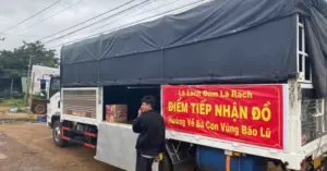 Tài xế đánh liều mượn xe, chở hàng từ thiện miễn phí đến vùng lũ