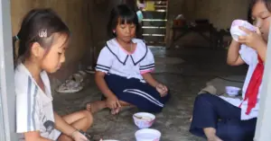 20 học sinh tự sống với nhau ở khu nhà hoang, bữa cơm chỉ cá khô và mì tôm