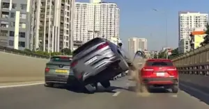 Tài xế ô tô con nghi buồn ngủ, lái xe chồm về phía trước, tông trúng 2 ô tô