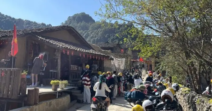 Giá phòng ở Lô Lô Chải tăng gấp ba khi qua tay môi giới