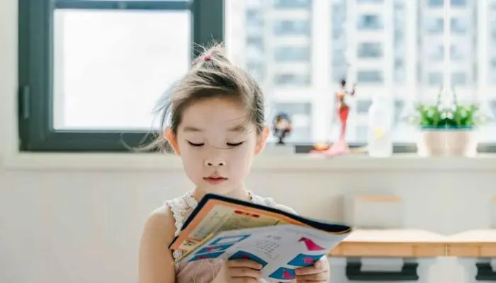 Đọc sách có thể thay đổi nhận thức của con (Ảnh: Chụp màn hình/Aboluowang)