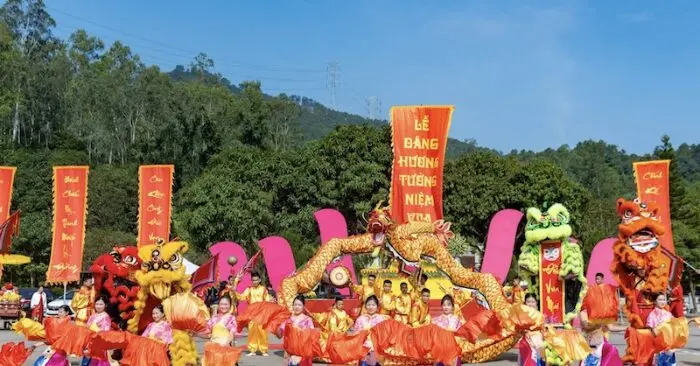 Lễ hội Đền Vua Mai Nam Đàn: Dấu ấn lịch sử và nghi lễ rước nước linh thiêng của xứ Nghệ