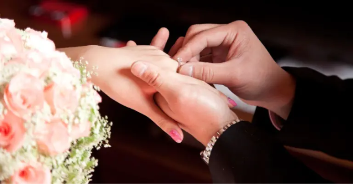 Trong bối cảnh xã hội hiện đại tôn sùng giá trị trao đổi, hôn nhân đang dần bị nhìn như một phép tính lợi ích, khiến ân nghĩa vợ chồng phai nhạt và mối quan hệ gia đình trở nên mong manh hơn bao giờ hết.