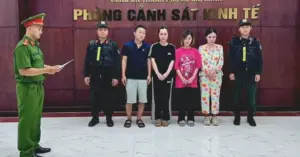 Nước hoa giả: Bắt 4 người bán hàng hiệu giả trị giá 10 tỷ