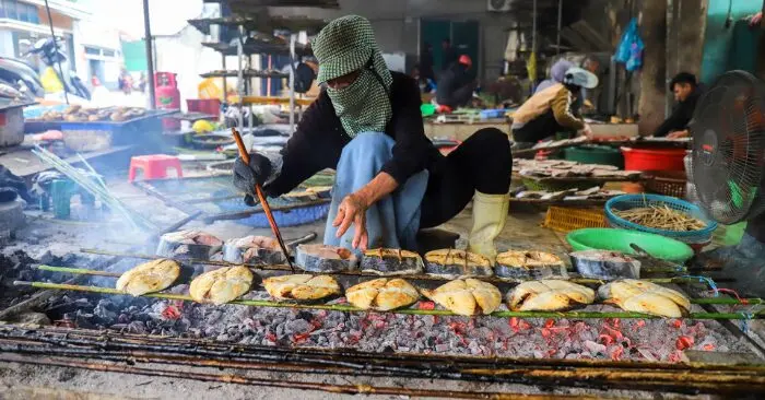 Làng cá nướng Cửa Lò rực lửa đón Tết Bính Ngọ