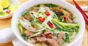Hành khách bất ngờ với bát phở giá cao ở sân bay Cam Ranh