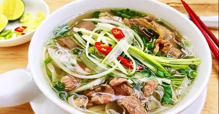 Hành khách bất ngờ với bát phở giá cao ở sân bay Cam Ranh