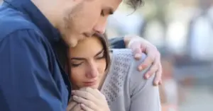 Vì sao nhiều người đã có nhà cửa, tài chính ổn định nhưng vẫn cảm thấy mệt mỏi, trống rỗng và bất an?