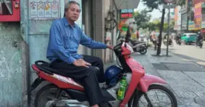 Chuyện nghề xe ôm truyền thống và những 'khe hẹp' mưu sinh nơi phố thị