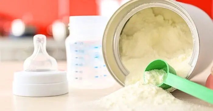 Sữa công thức chứa kim loại nặng: Cần minh bạch tiêu chuẩn an toàn cho trẻ