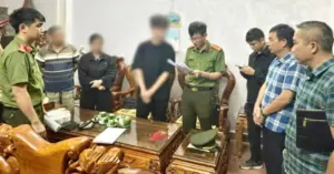 Nam - sinh - cam - đau - đuong - day - ma - đoc