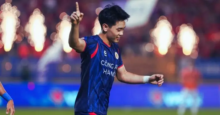 Câu chuyện về Nguyễn Đình Bắc tỏa sáng với hat-trick trong trận thắng SLNA, khiến ông thầy nghiêm khắc Văn Sỹ Sơn phải thay đổi hoàn toàn thái độ.