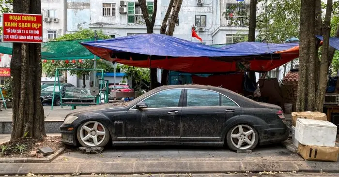 Mercedes-AMG S63 bị bỏ rơi