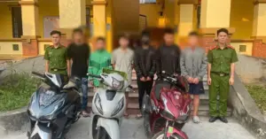 Nhóm thanh thiếu niên đeo mặt nạ