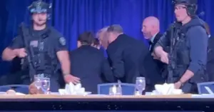 Sơ tán Tổng thống Trump do nổ súng