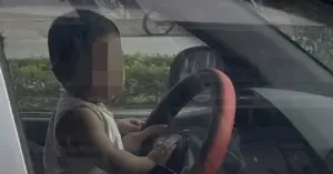 Tài xế ôm trẻ lái xe