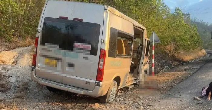 Xe khách lật trên đèo Tô Na