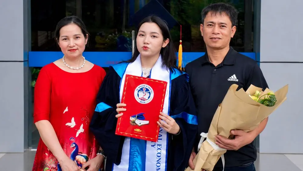 Câu chuyện cô gái Thái Nguyên vượt qua tuổi thơ thiếu thốn sau ly hôn nhờ tình yêu thương của cha dượng khiến nhiều người xúc động.