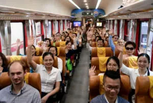 Chuyến tàu đầu tiên đưa hơn 500 y bác sĩ từ Hà Nội đến Bệnh viện Bạch Mai 2, phục vụ hoạt động khám chữa bệnh tại cơ sở Ninh Bình.
