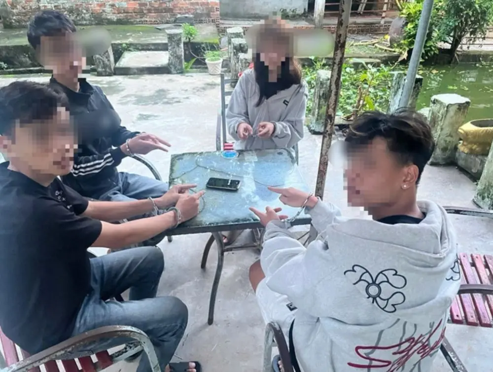 Giả mua iPhone 12 Pro Max rồi cướp giật, nhóm thanh thiếu niên bị công an bắt giữ chỉ sau hơn 1 giờ truy xét.