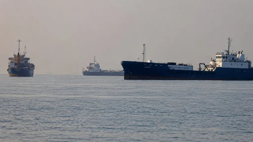 UAE triển khai kế hoạch giảm phụ thuộc eo biển Hormuz về 0 bằng cách mở rộng cảng và đầu tư hạ tầng mới.