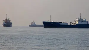 UAE triển khai kế hoạch giảm phụ thuộc eo biển Hormuz về 0 bằng cách mở rộng cảng và đầu tư hạ tầng mới.
