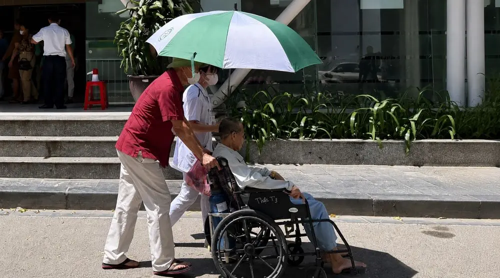 Nắng nóng trên 40 độ C có nên uống Oresol thay nước? Chuyên gia khuyến cáo cách bù nước đúng để bảo vệ sức khỏe.