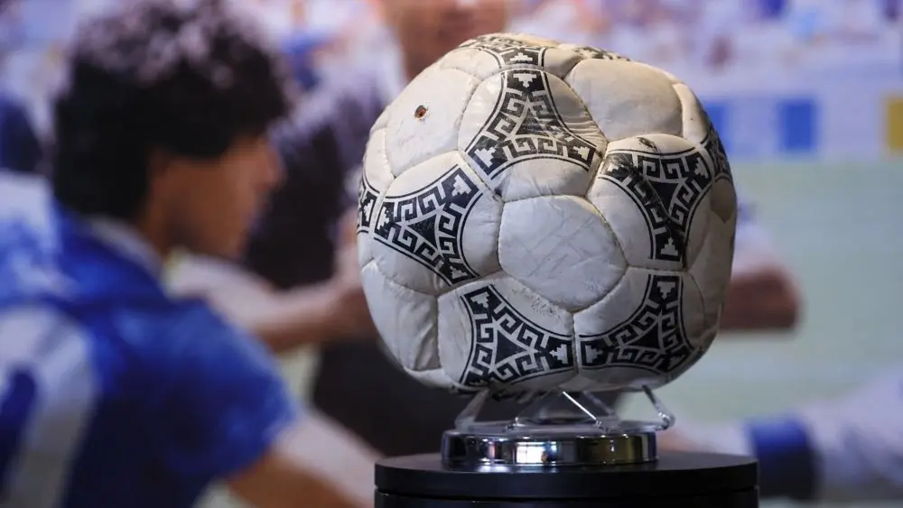 Quả bóng gắn với bàn thắng “Bàn tay của Chúa” của Maradona được đấu giá giữa World Cup 2026, dự kiến thu về 240 tỉ đồng.