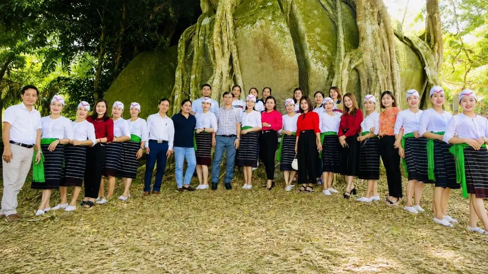 Cận cảnh cây sanh di sản nghìn tuổi ôm đá thế “mâm xôi con gà” độc đáo ở Nghệ An, điểm nhấn du lịch sinh thái - tâm linh mới.