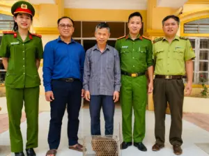 Phát hiện khỉ đuôi lợn xuất hiện trong vườn nhà dân, người dân trình báo công an để bàn giao cho cơ quan chức năng cứu hộ.