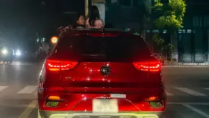 Nữ tài xế bị xử phạt sau khi để ba trẻ em thò người qua cửa sổ trời ôtô khi xe lưu thông, tiềm ẩn nguy cơ mất an toàn giao thông.