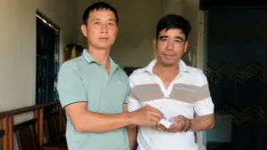 Nhặt túi chứa 7 chỉ vàng trước chợ, vợ chồng anh Cường nhanh chóng tìm chủ nhân và trao trả tài sản, lan tỏa hành động đẹp.