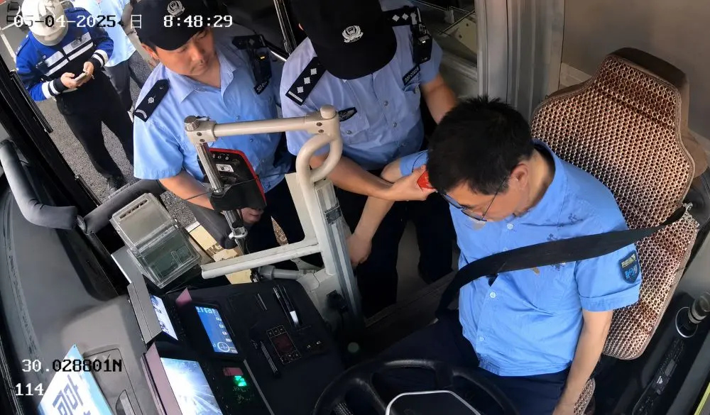Tài xế xe buýt bị đột quỵ khi đang lái xe nhưng vẫn kịp đạp phanh hai lần, giúp 12 hành khách thoát nạn trước khi qua đời.