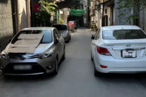 Chủ nhà bị phạt 2,5 triệu đồng vì đỗ ôtô chắn lối trong ngõ hẹp. Vụ việc là lời cảnh báo về hành vi dừng, đỗ xe sai quy định.