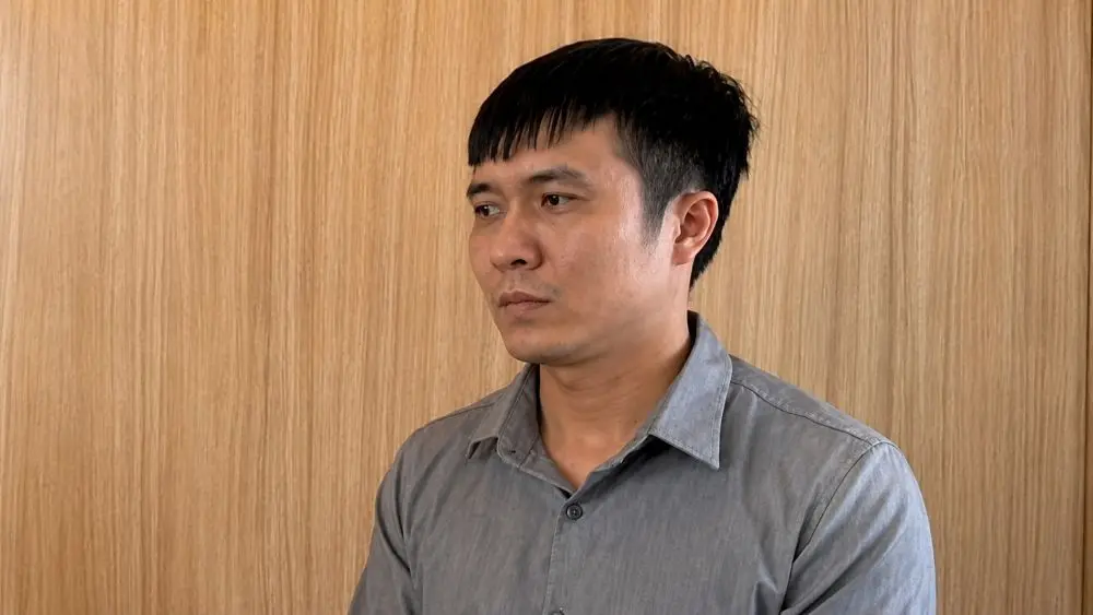 Khởi tố Trịnh Đình Khánh sau vụ cho hàn xì vào giò lợn, gây xôn xao dư luận. Xem diễn biến vụ việc và thông tin điều tra.