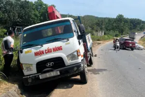 Xe tập lái biến dạng sau tai nạn giao thông, vụ việc đang được cơ quan chức năng điều tra, làm rõ nguyên nhân.