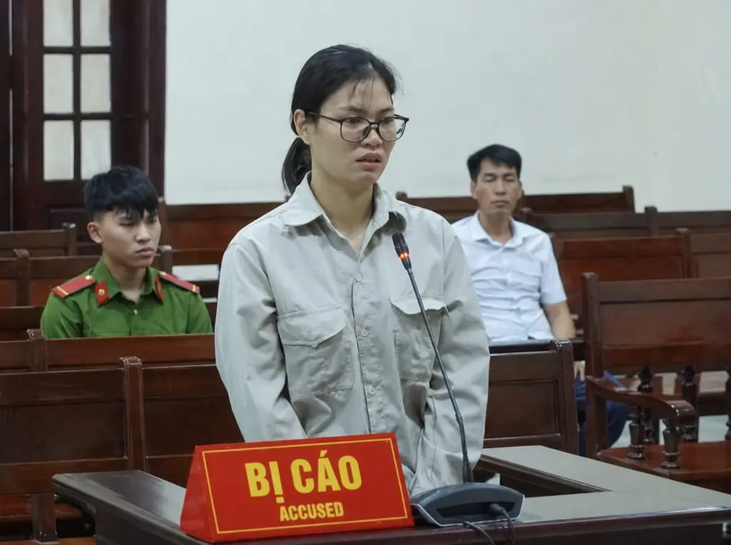 Giả mạo tin nhắn của cán bộ để tạo lòng tin, người phụ nữ lừa vay 23,5 tỷ đồng. Diễn biến vụ án và phán quyết của tòa gây chú ý.