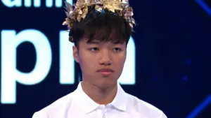 Nam sinh Nghệ An Trần Quang Hưng lội ngược dòng giành vòng nguyệt quế Olympia với màn bứt phá ấn tượng, thu hút sự chú ý của khán giả.