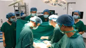 Ca mổ lúc nửa đêm tại Bệnh viện Bạch Mai Ninh Bình giúp cứu người bệnh thoát nguy cơ liệt sau chấn thương cột sống nghiêm trọng.