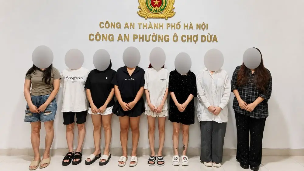 Công an Hà Nội bắt quả tang 8 thiếu nữ trong căn nhà trên phố, tiếp tục điều tra làm rõ vụ việc gây chú ý.