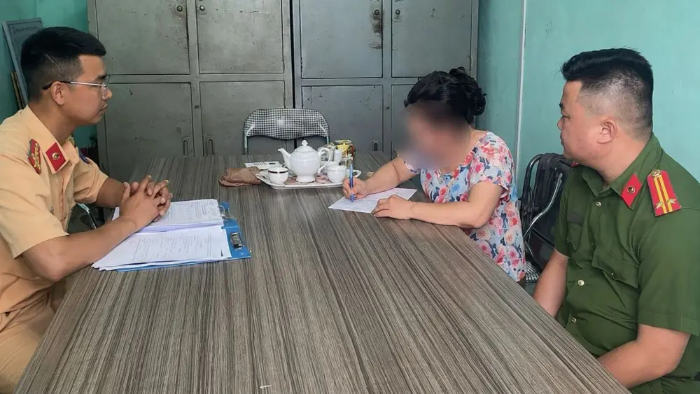 Người phụ nữ tập lắc vòng trên đường ray tàu hỏa bị xử phạt vì vi phạm hành lang an toàn giao thông đường sắt.
