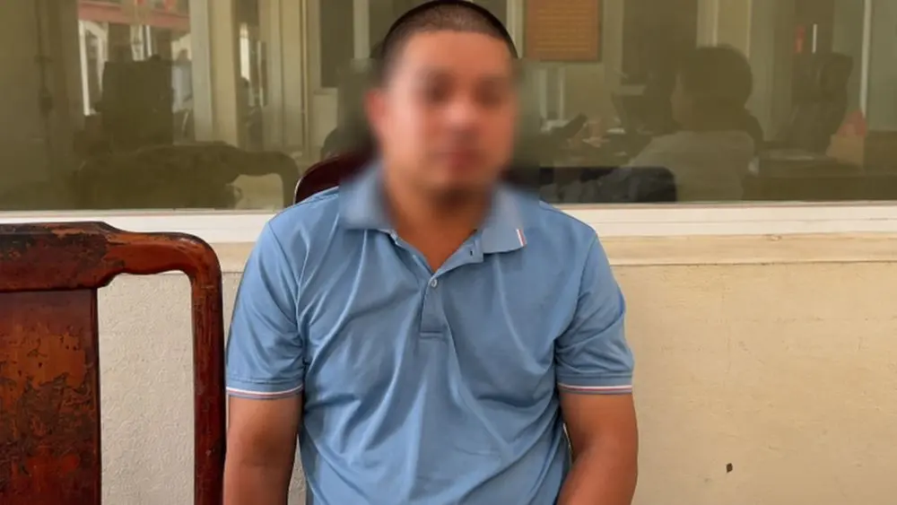 Người đàn ông chặn đầu ô tô CSGT có nồng độ cồn gấp đôi mức kịch khung, cơ quan chức năng đang điều tra, xử lý theo quy định.