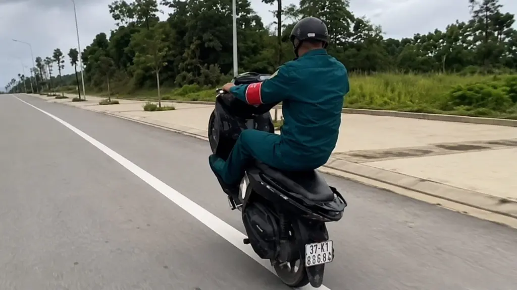 Nam thanh niên mặc trang phục dân quân tự vệ bị xử phạt sau hành vi bốc đầu xe máy gây mất an toàn giao thông.